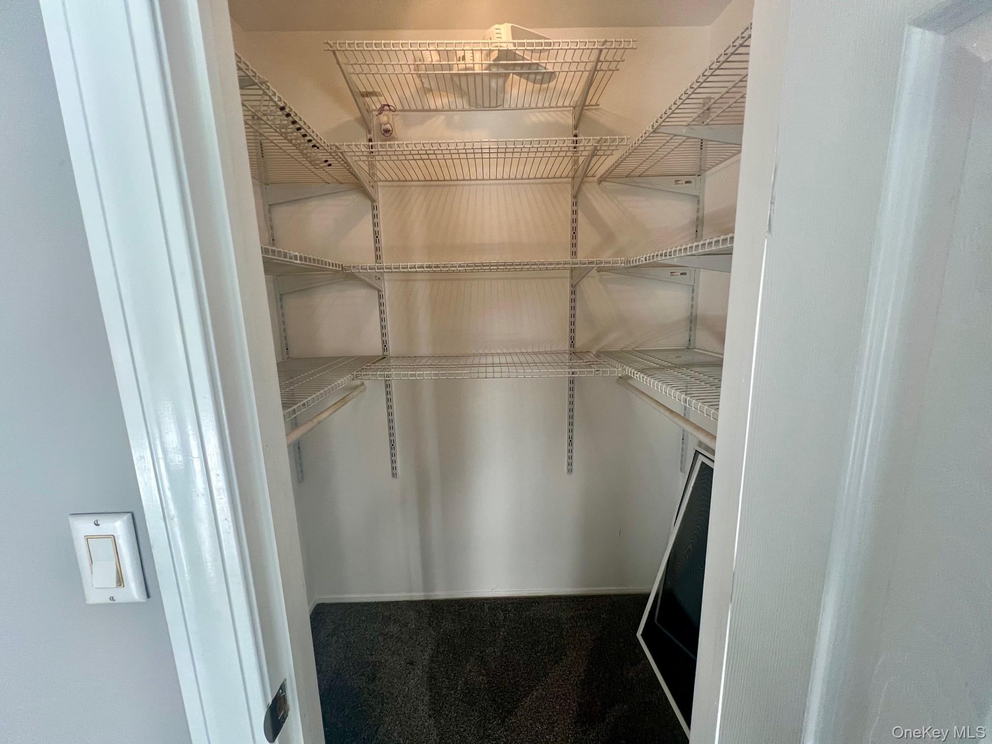 28 Stratford Circle, Farmingdale, NY 11735