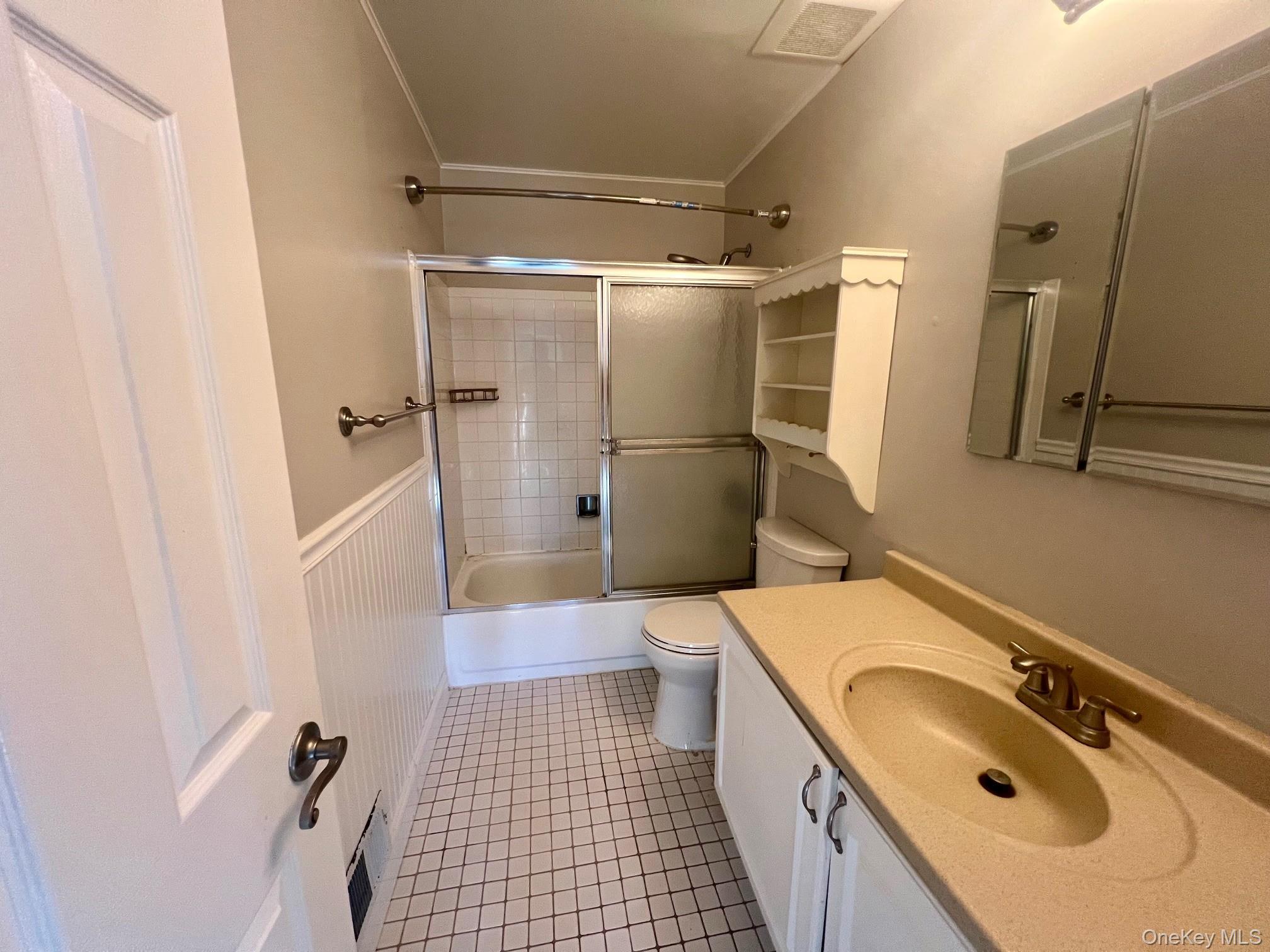 28 Stratford Circle, Farmingdale, NY 11735