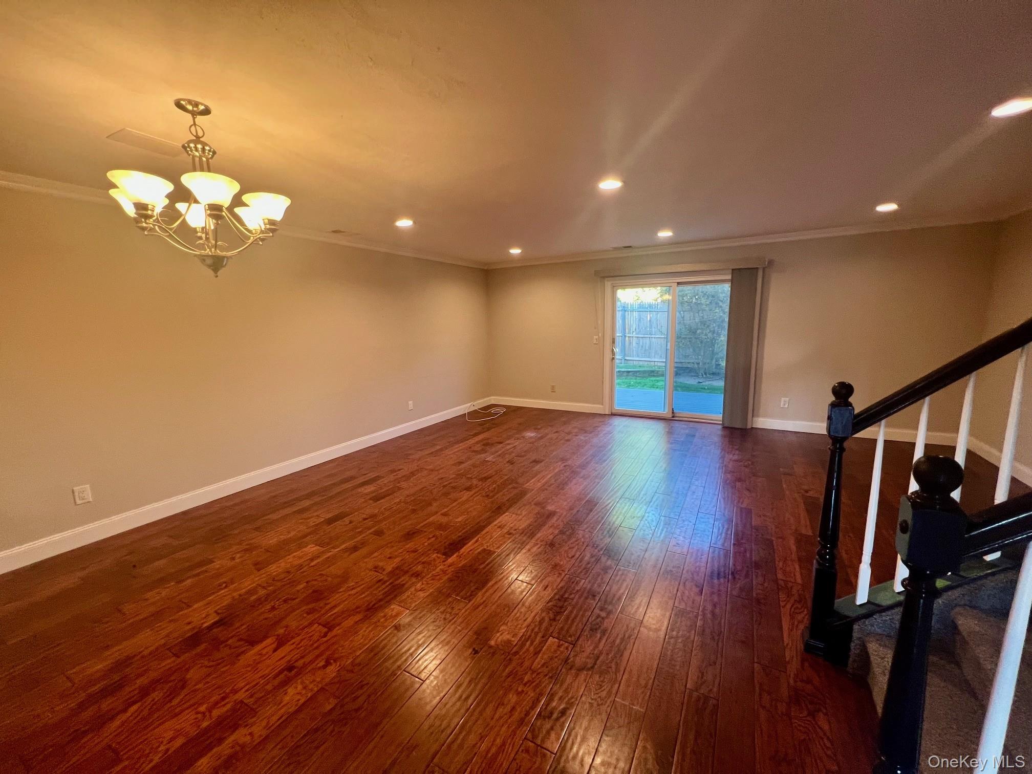 28 Stratford Circle, Farmingdale, NY 11735