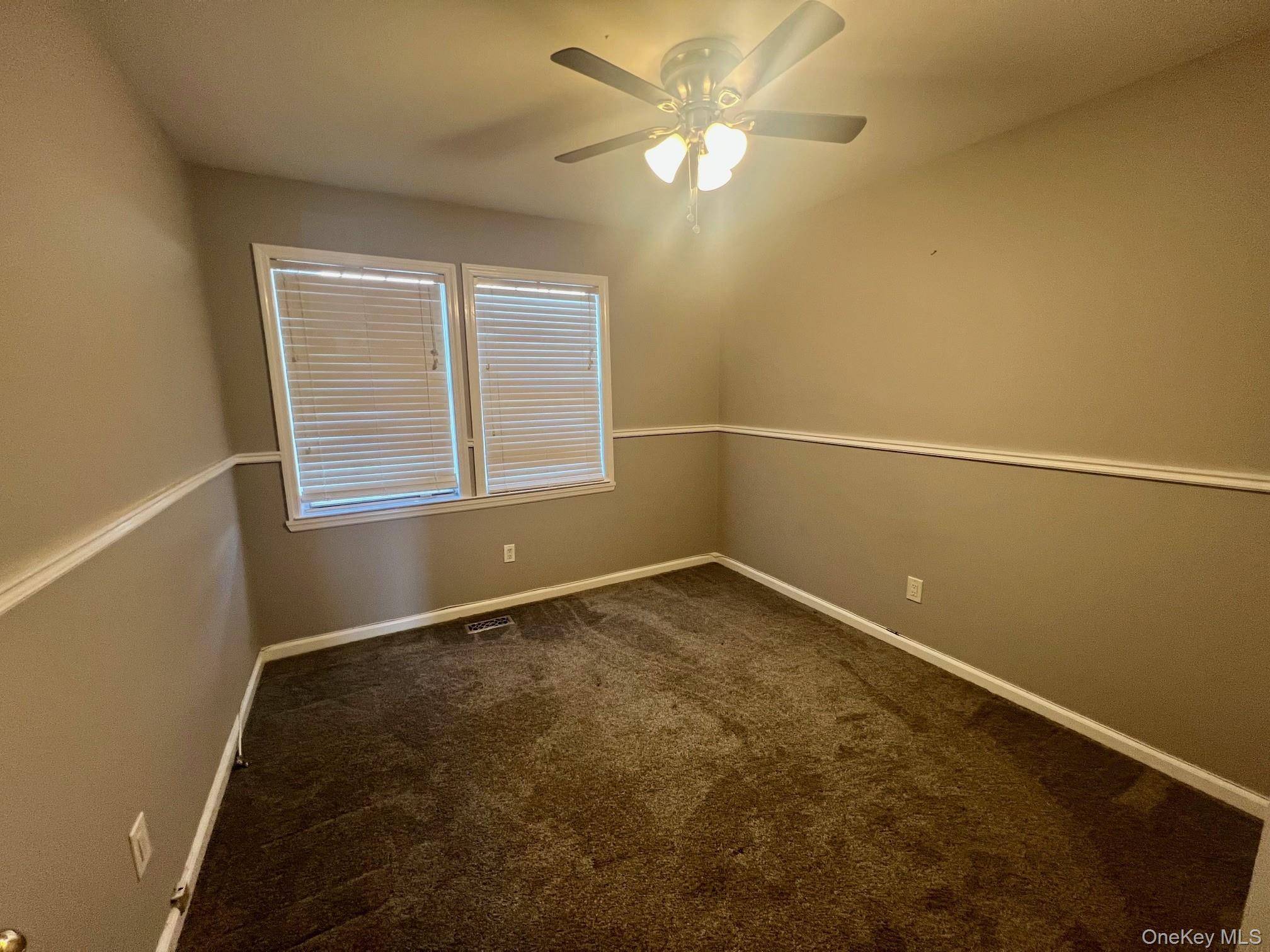 28 Stratford Circle, Farmingdale, NY 11735