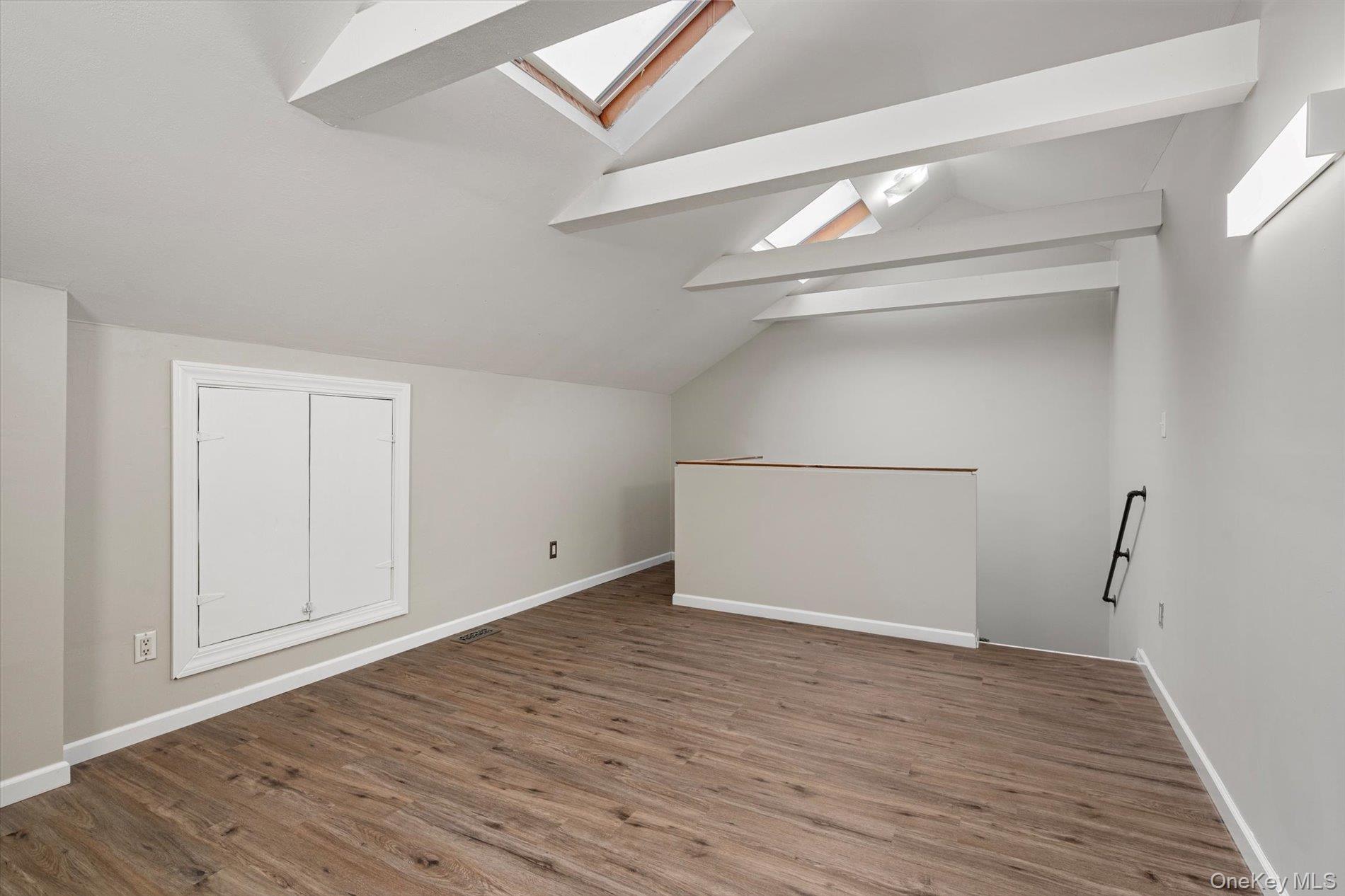 28 Stratford Circle, Farmingdale, NY 11735