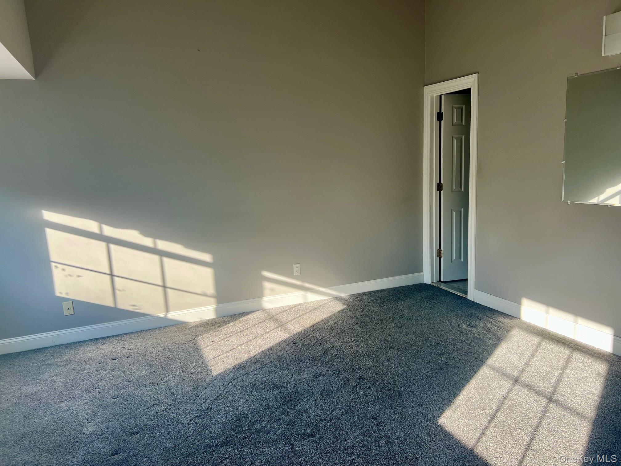 28 Stratford Circle, Farmingdale, NY 11735