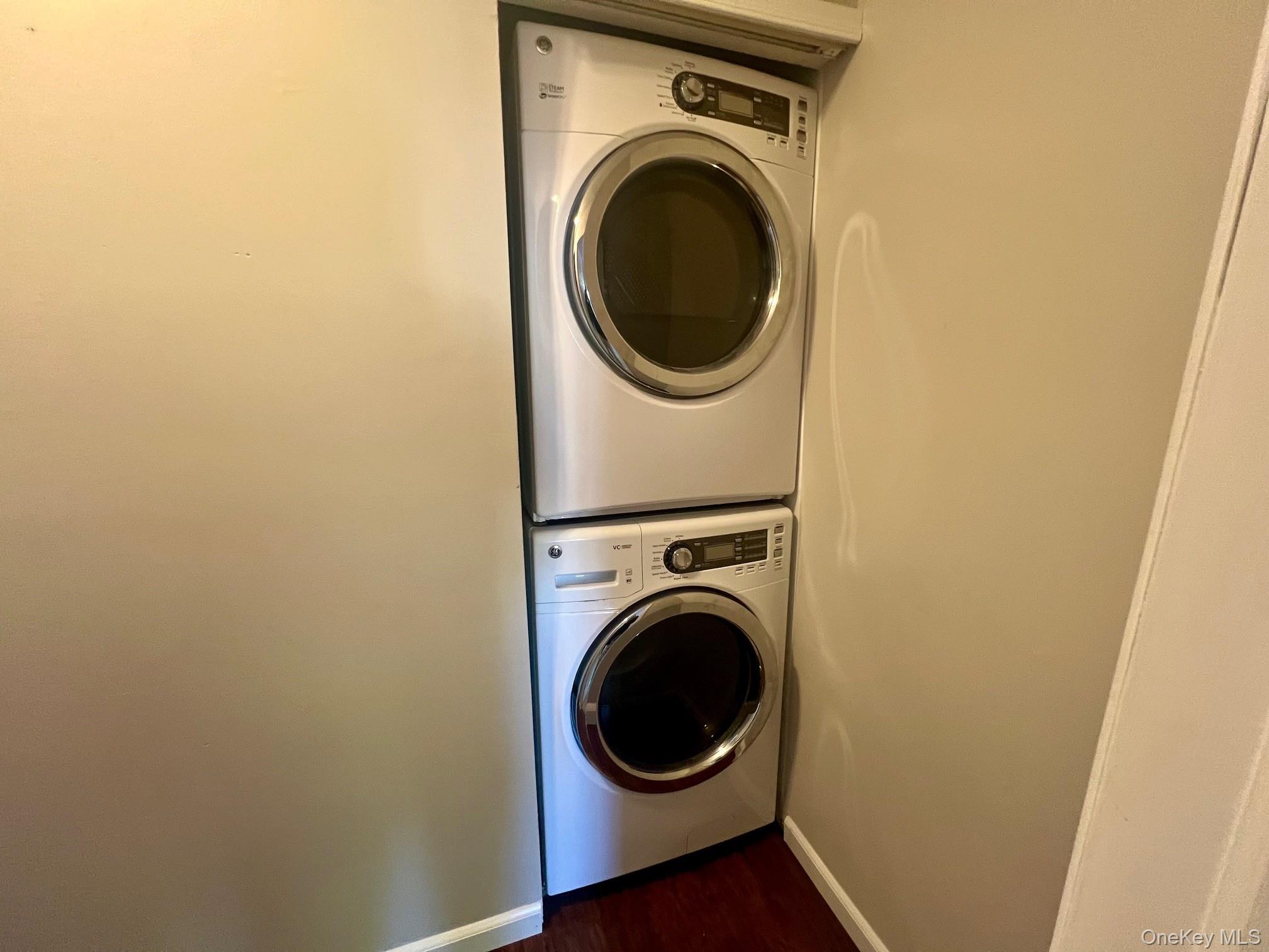 28 Stratford Circle, Farmingdale, NY 11735