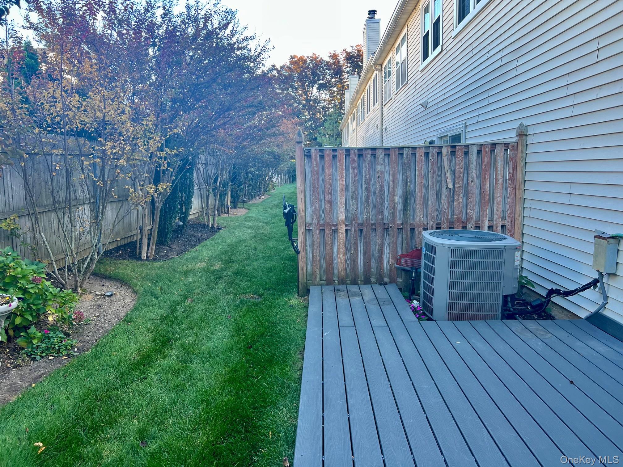 28 Stratford Circle, Farmingdale, NY 11735