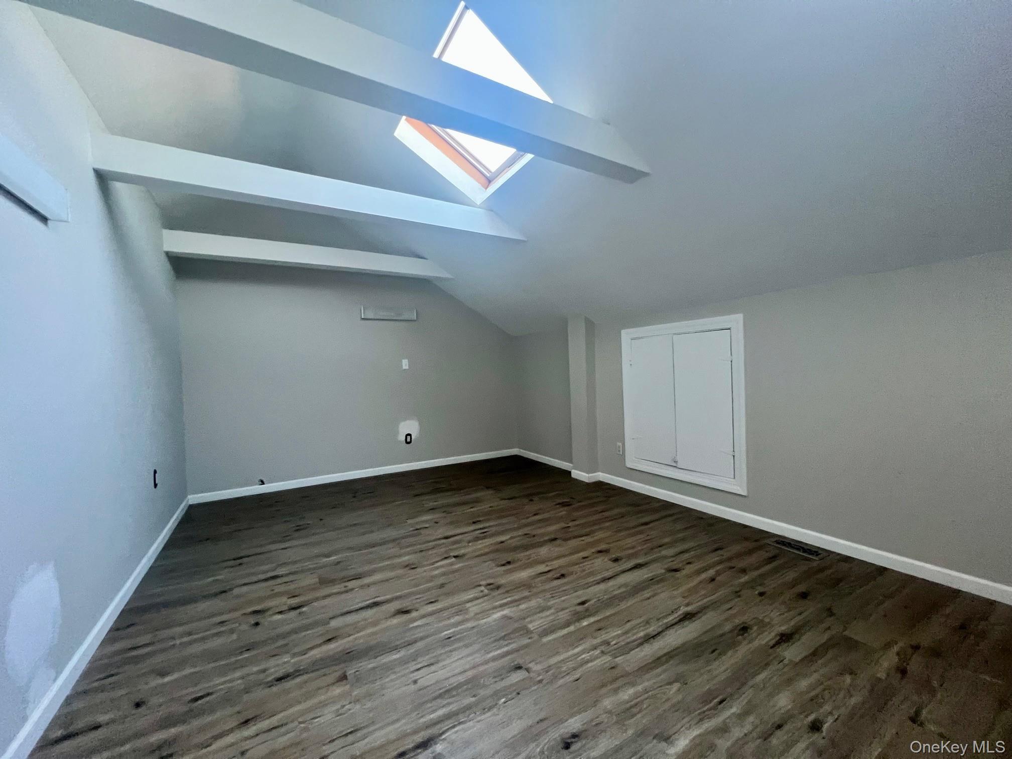 28 Stratford Circle, Farmingdale, NY 11735