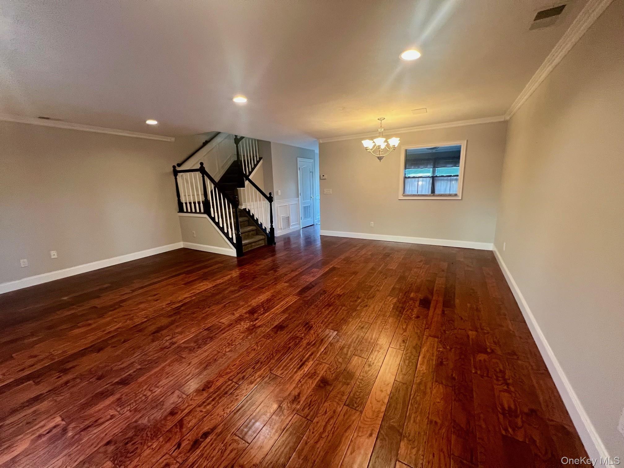 28 Stratford Circle, Farmingdale, NY 11735