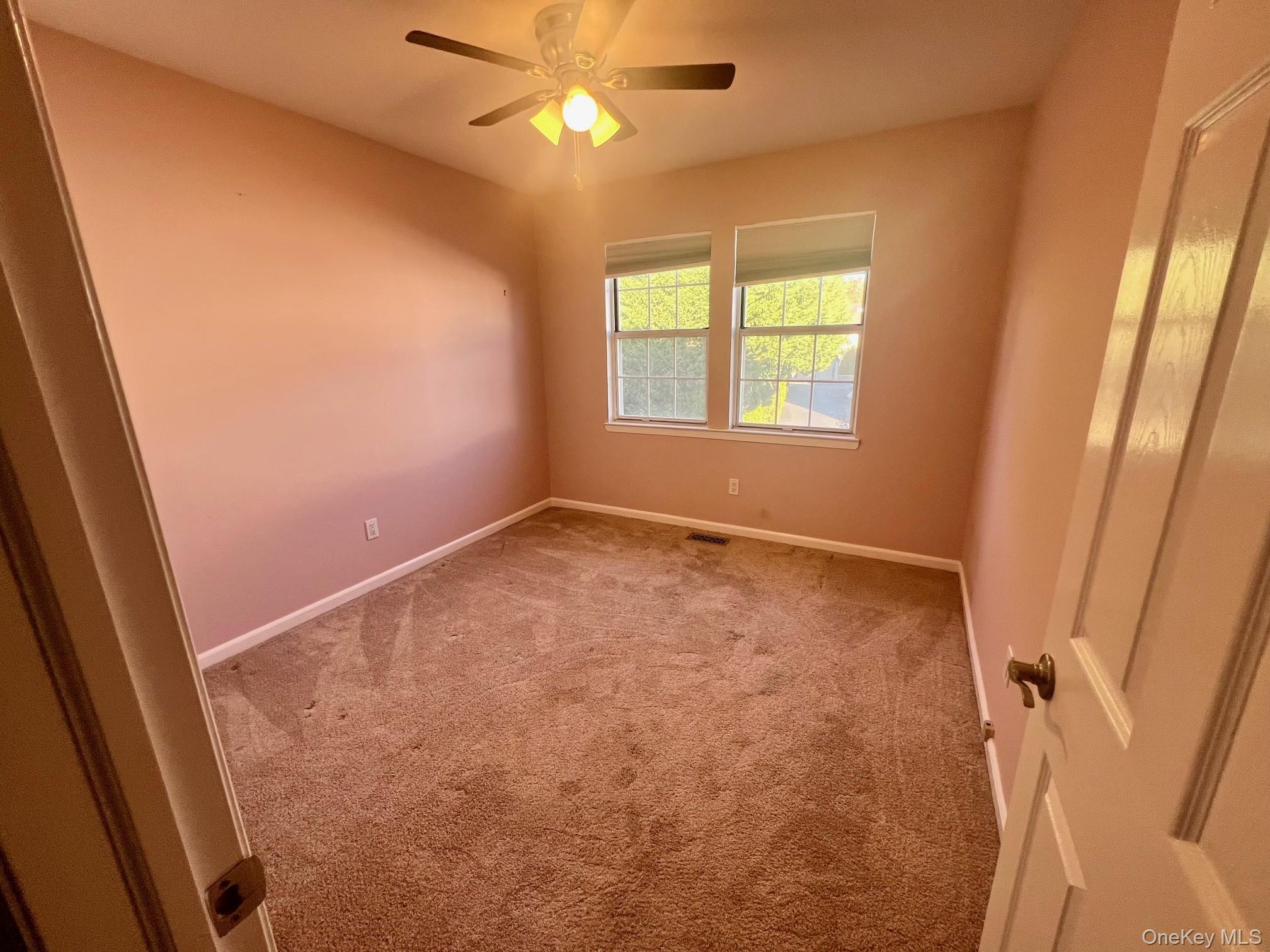 28 Stratford Circle, Farmingdale, NY 11735