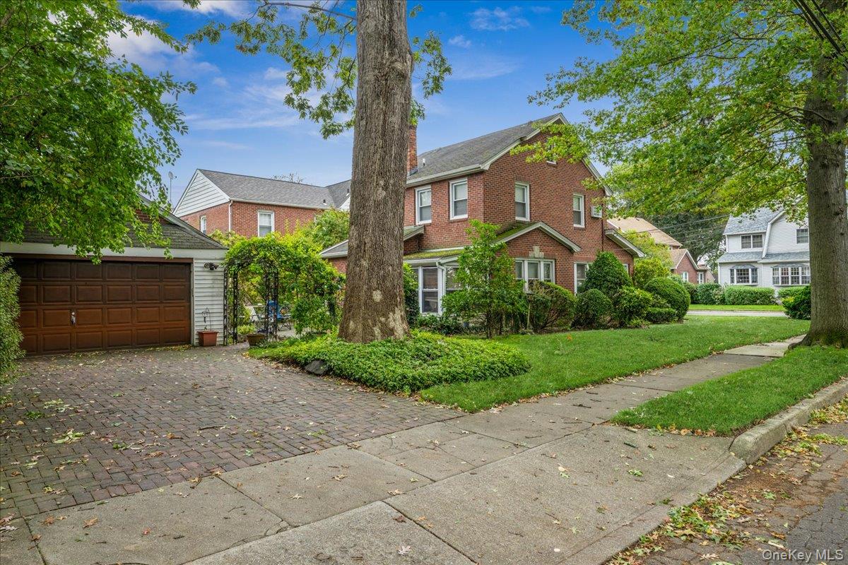 101 W Elder Avenue, Floral Park, NY 11001