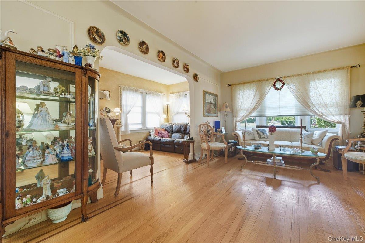 101 W Elder Avenue, Floral Park, NY 11001