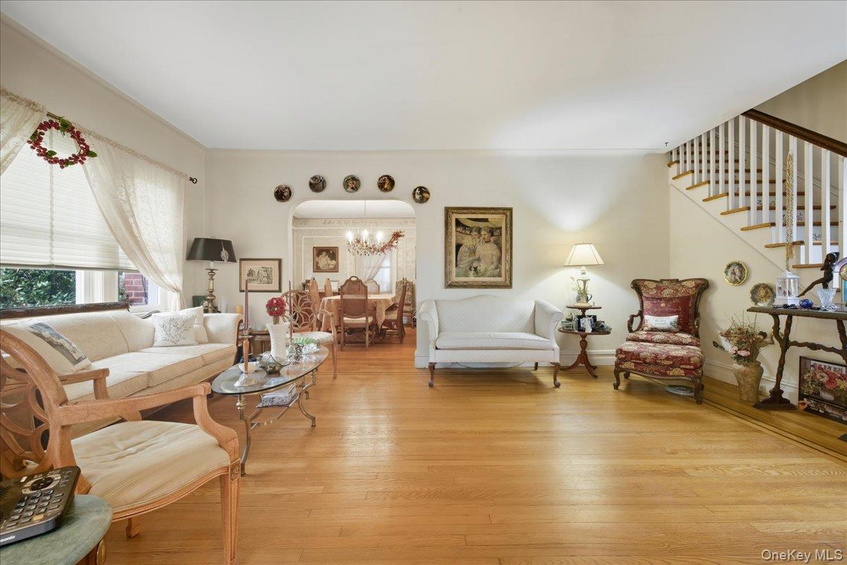 101 W Elder Avenue, Floral Park, NY 11001