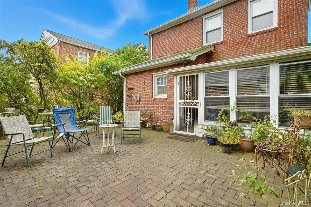 101 W Elder Avenue, Floral Park, NY 11001