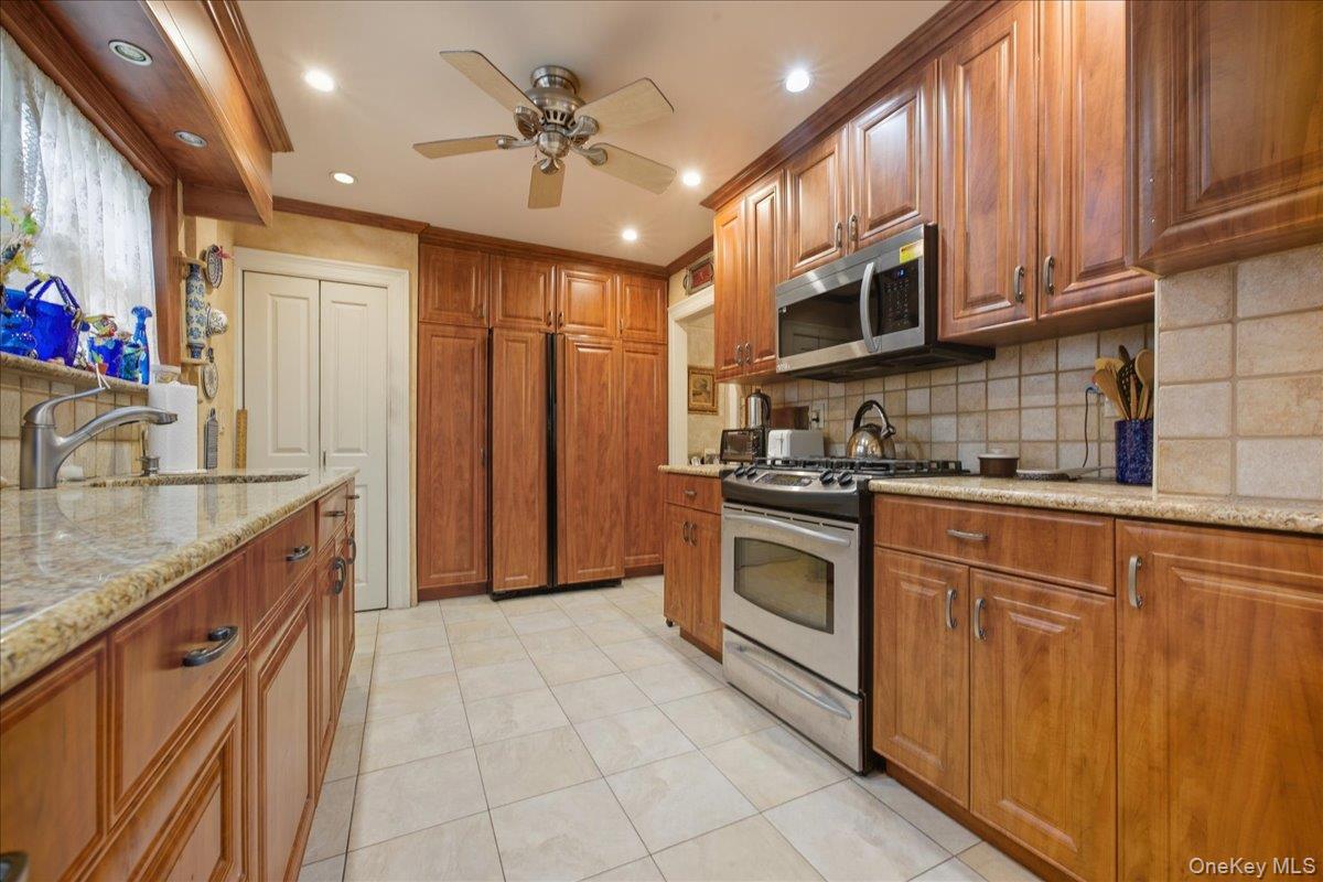 101 W Elder Avenue, Floral Park, NY 11001