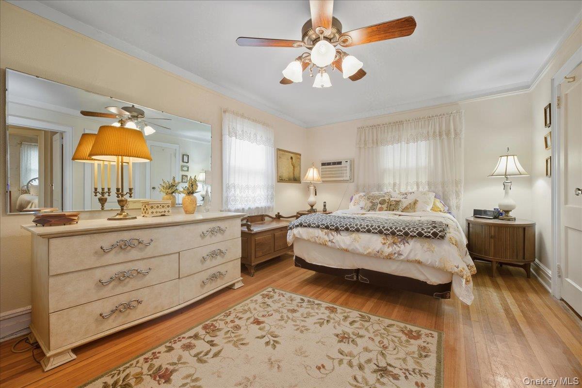 101 W Elder Avenue, Floral Park, NY 11001