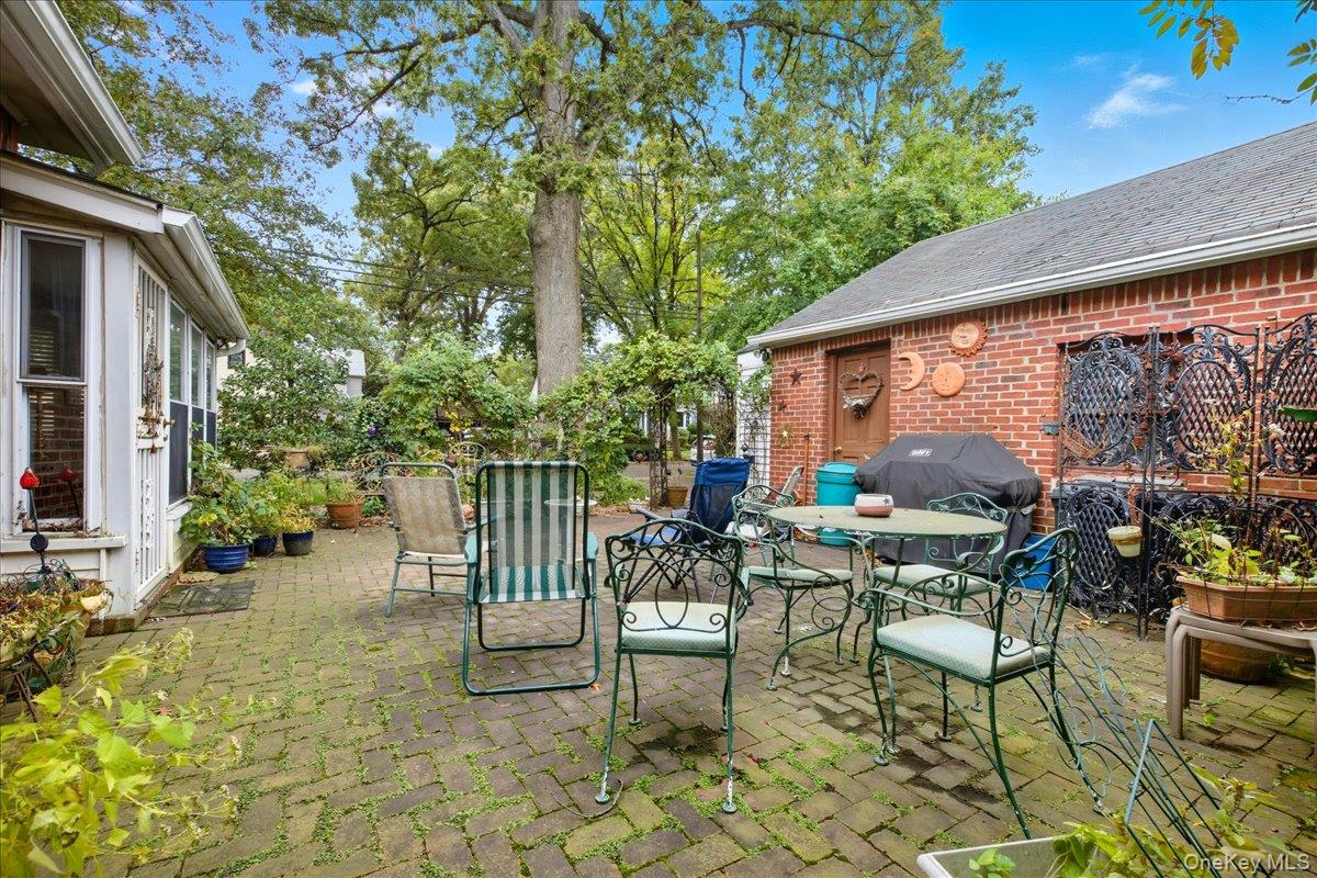 101 W Elder Avenue, Floral Park, NY 11001