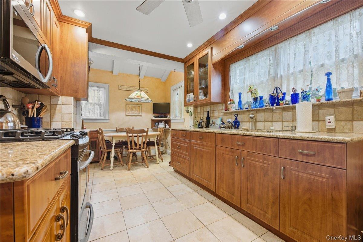 101 W Elder Avenue, Floral Park, NY 11001