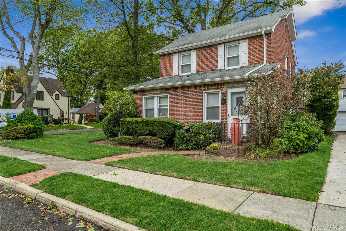 101 W Elder Avenue, Floral Park, NY 11001