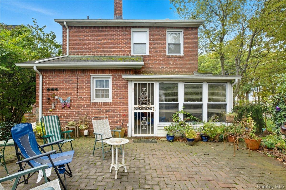 101 W Elder Avenue, Floral Park, NY 11001