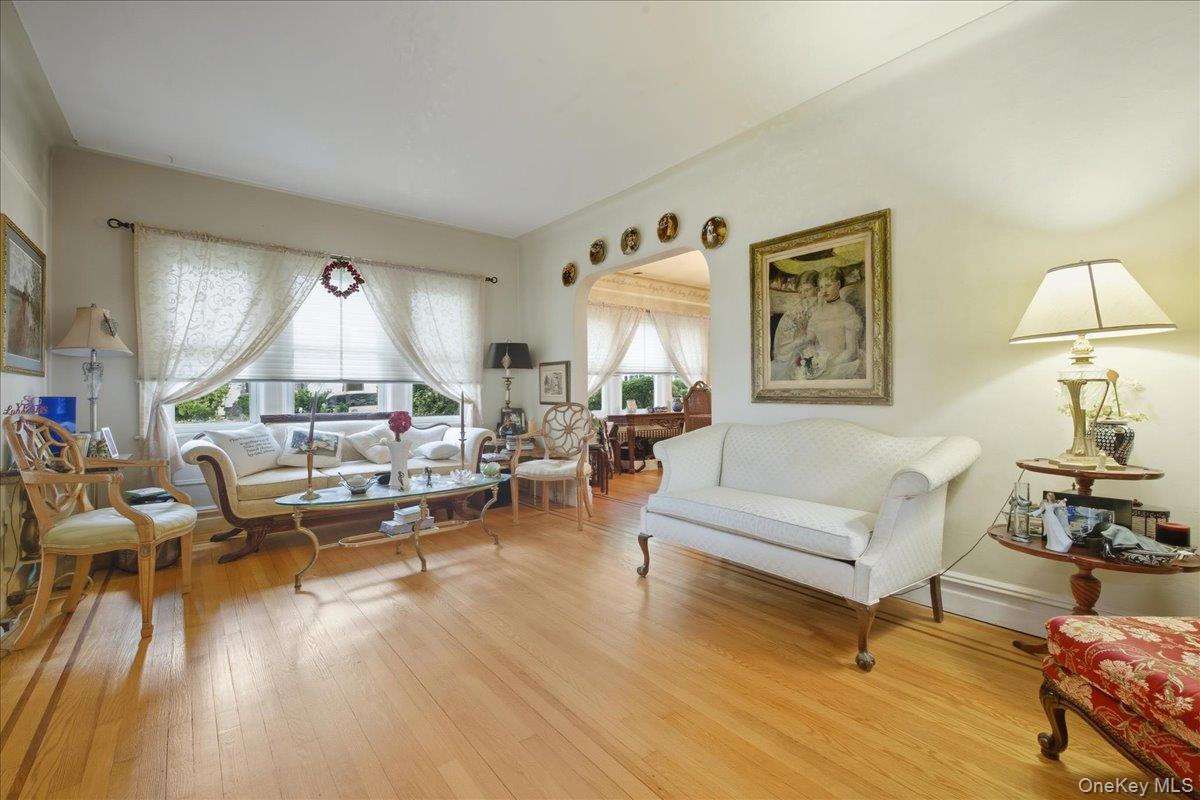 101 W Elder Avenue, Floral Park, NY 11001