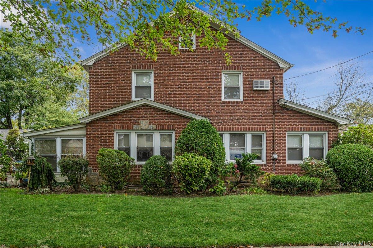 101 W Elder Avenue, Floral Park, NY 11001