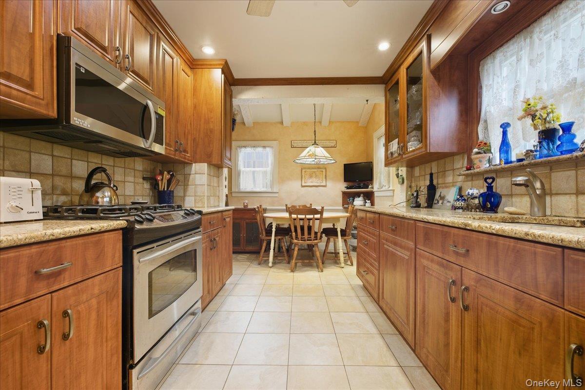 101 W Elder Avenue, Floral Park, NY 11001