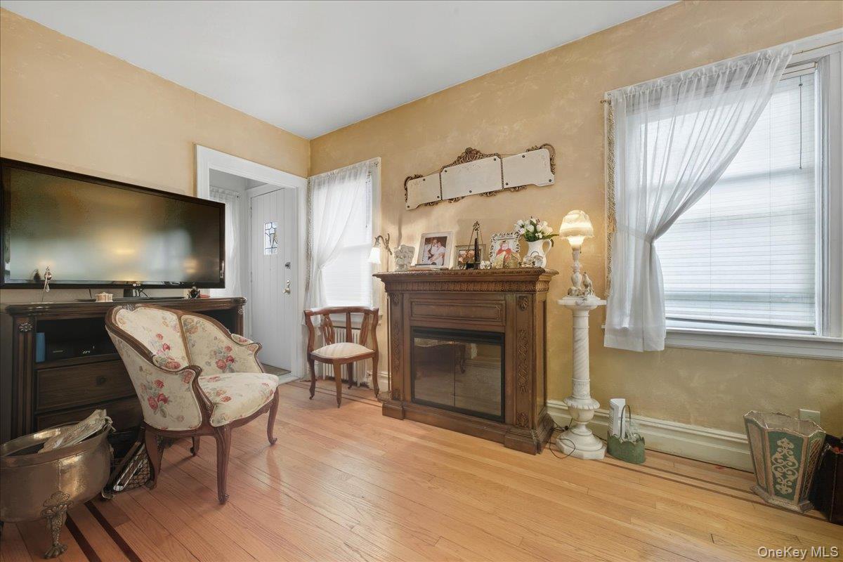 101 W Elder Avenue, Floral Park, NY 11001