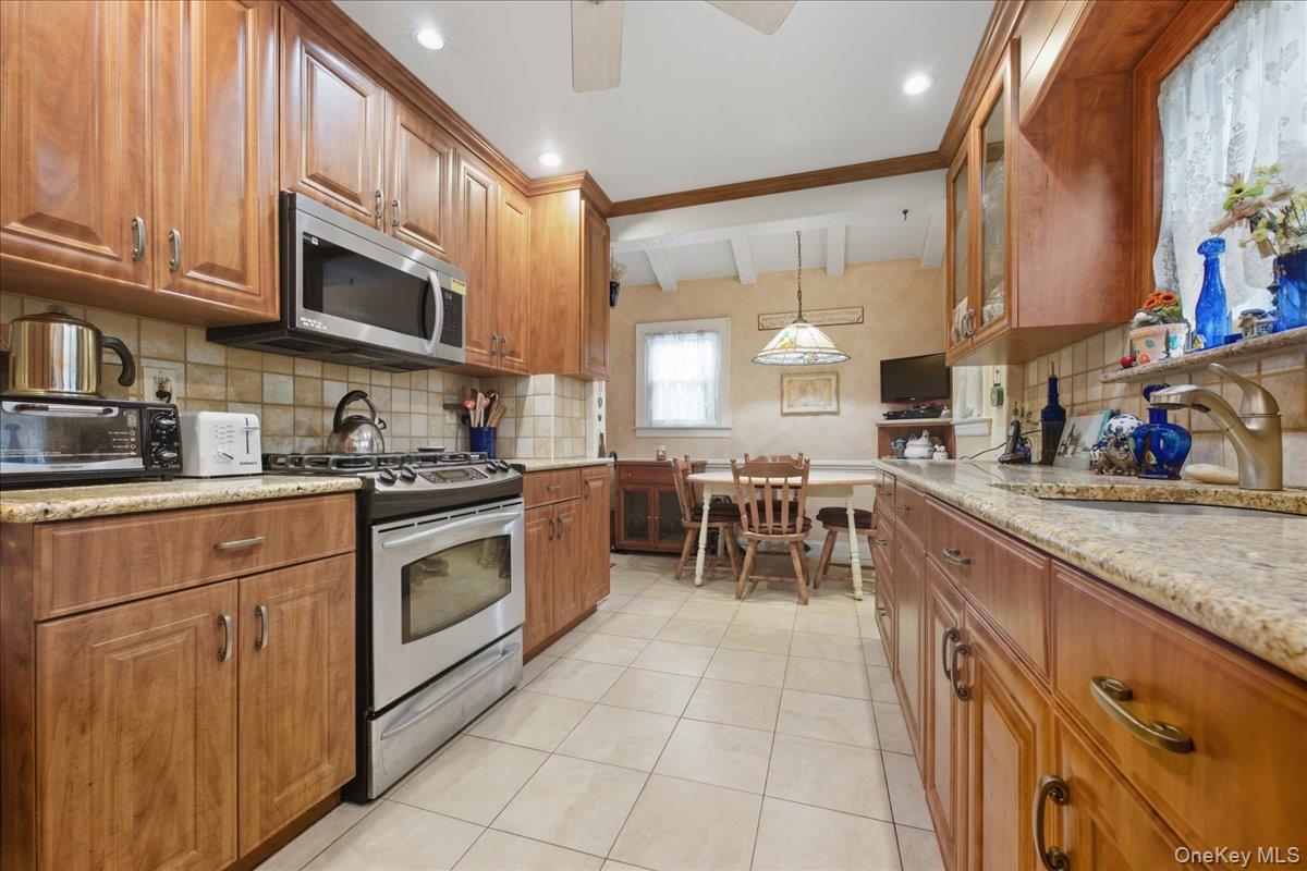 101 W Elder Avenue, Floral Park, NY 11001