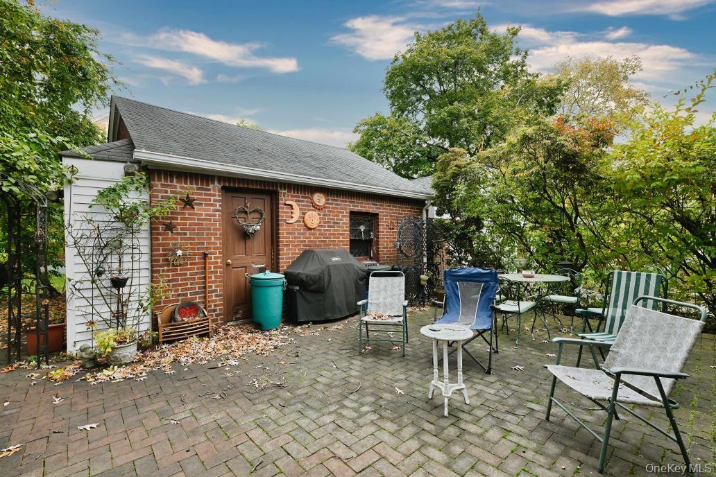 101 W Elder Avenue, Floral Park, NY 11001