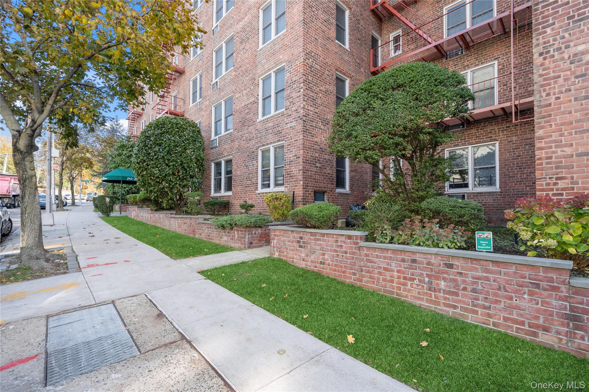 241-20 Northern Boulevard # # 5-B, Douglaston, NY 11362