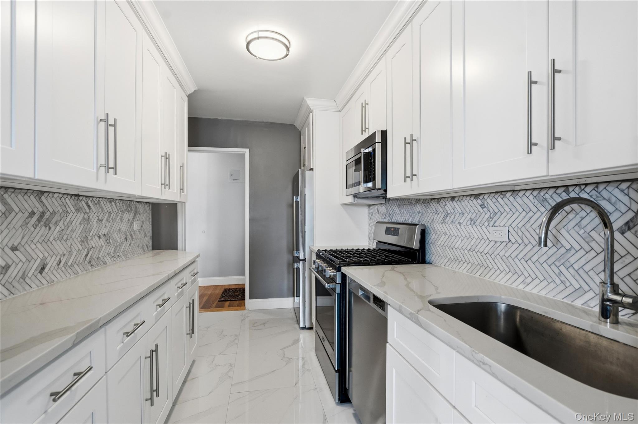 241-20 Northern Boulevard # # 5-B, Douglaston, NY 11362