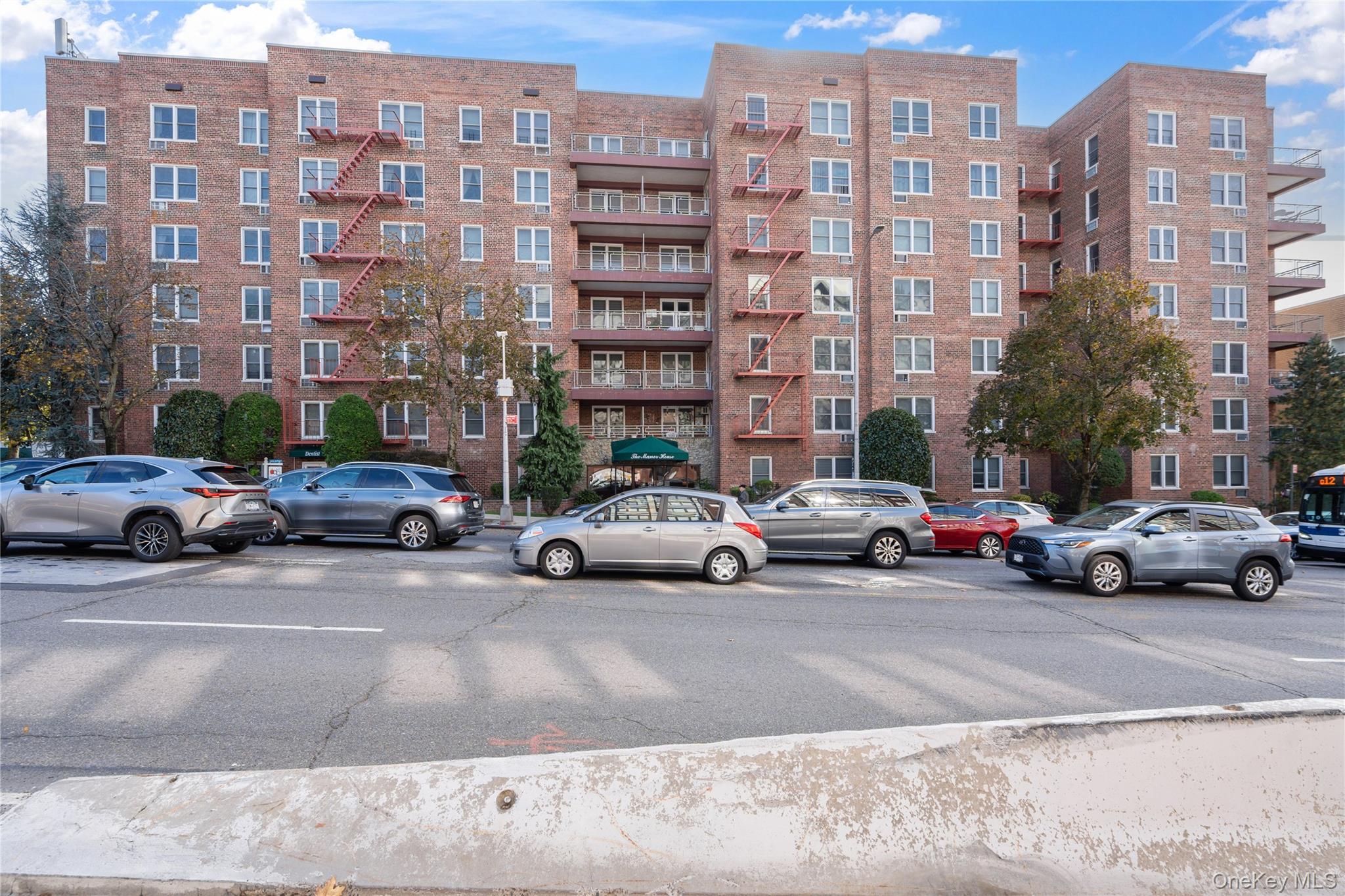 241-20 Northern Boulevard # # 5-B, Douglaston, NY 11362