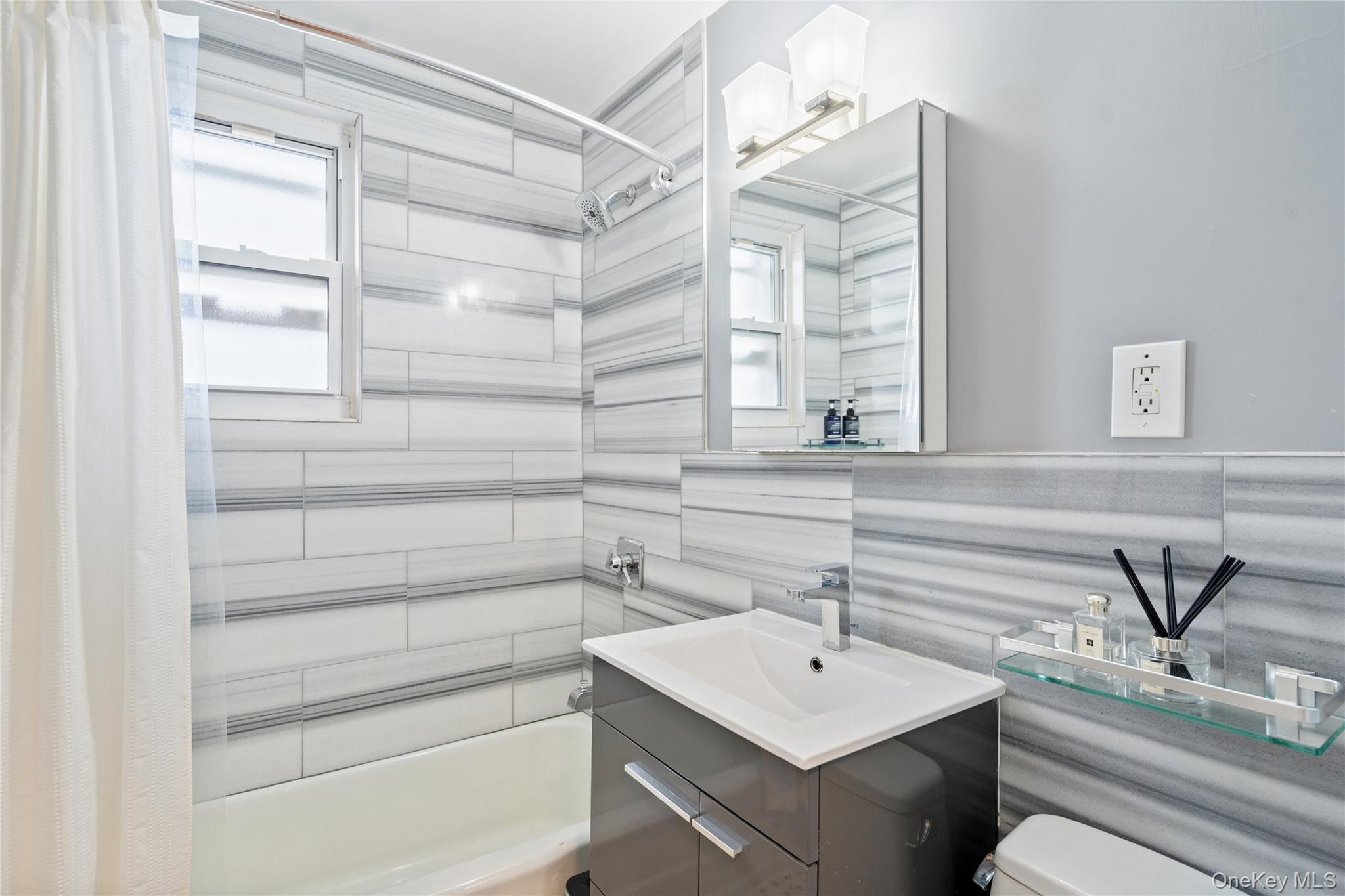 241-20 Northern Boulevard # # 5-B, Douglaston, NY 11362