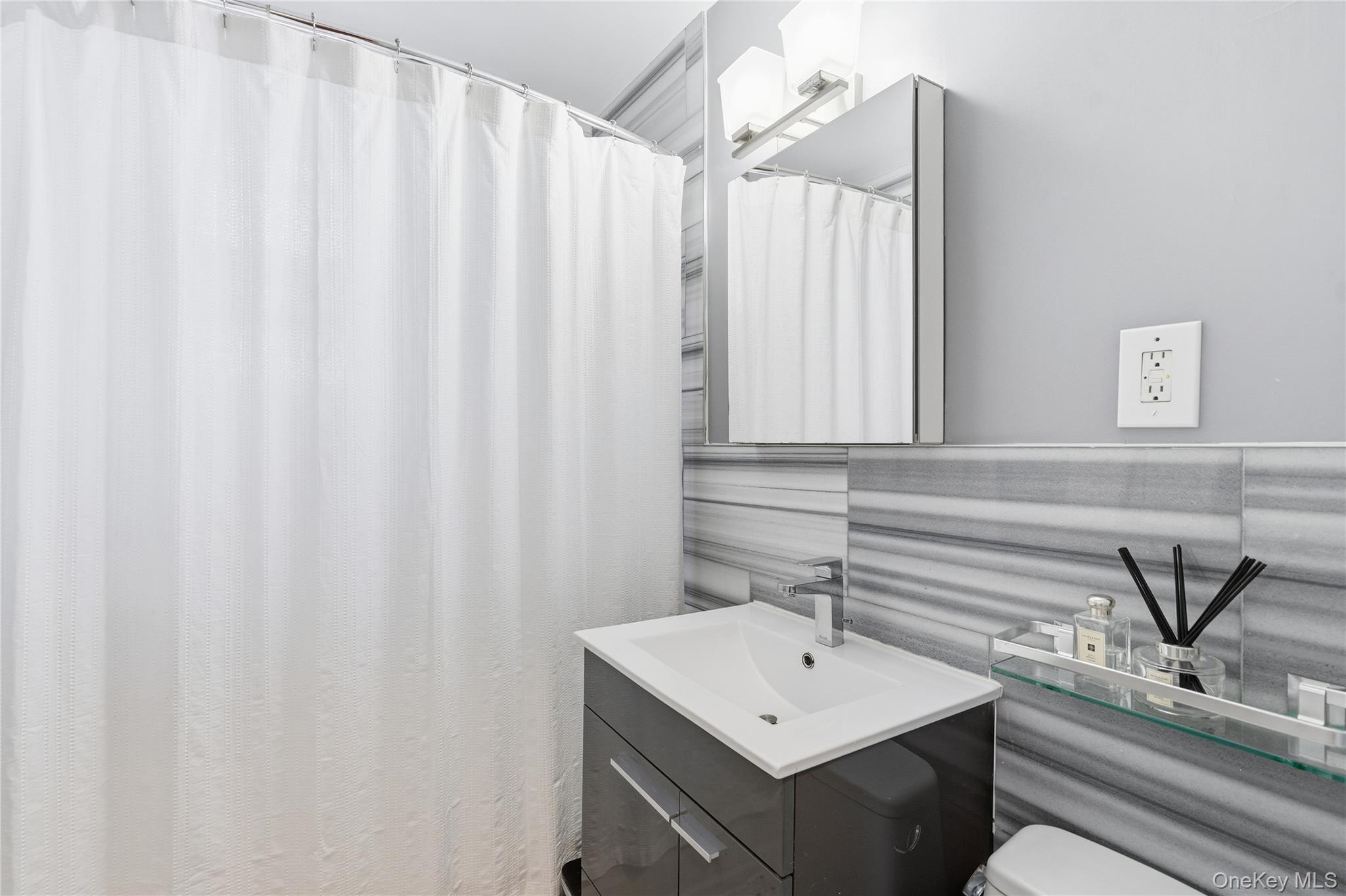 241-20 Northern Boulevard # # 5-B, Douglaston, NY 11362