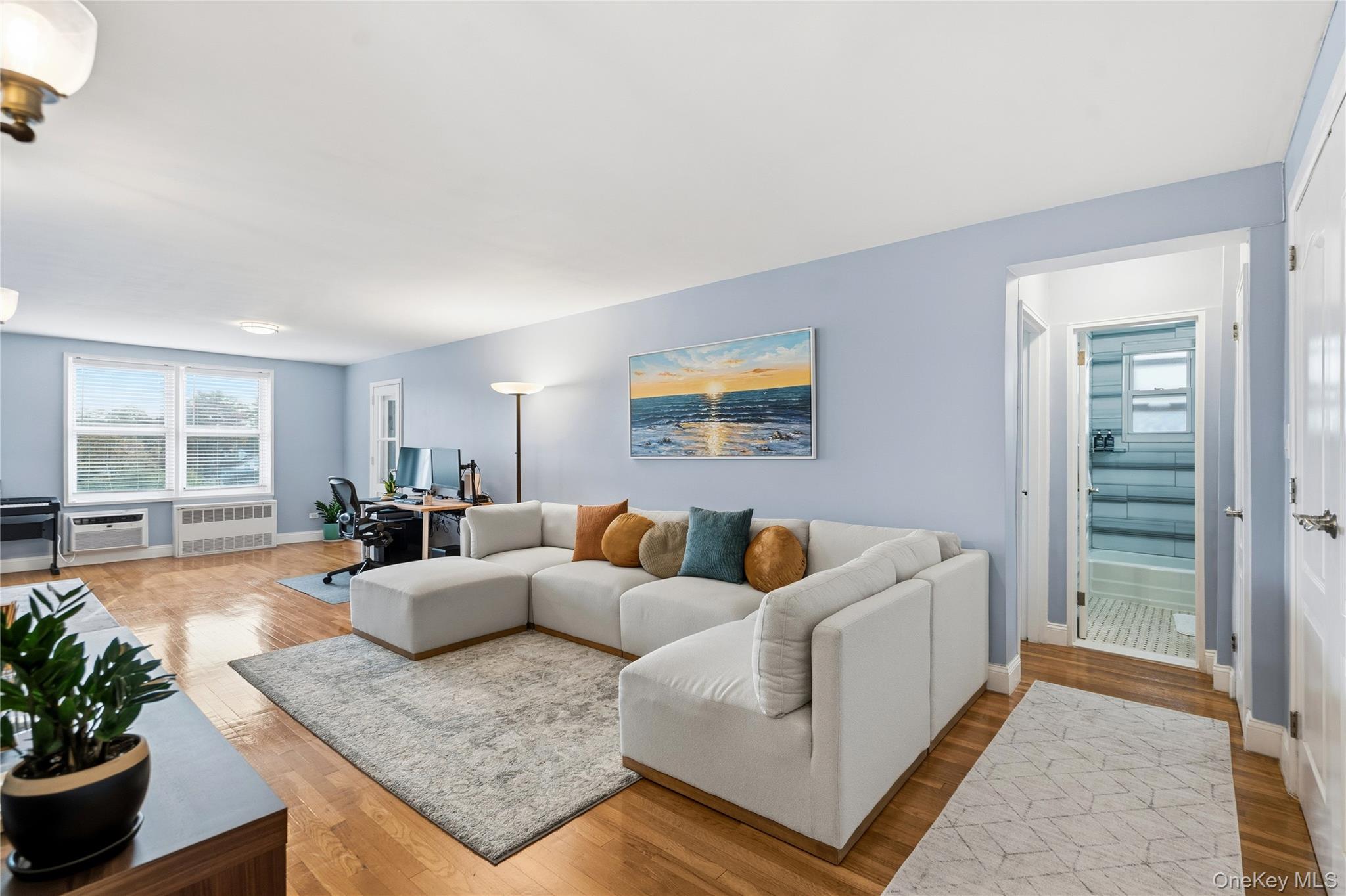 241-20 Northern Boulevard # # 5-B, Douglaston, NY 11362