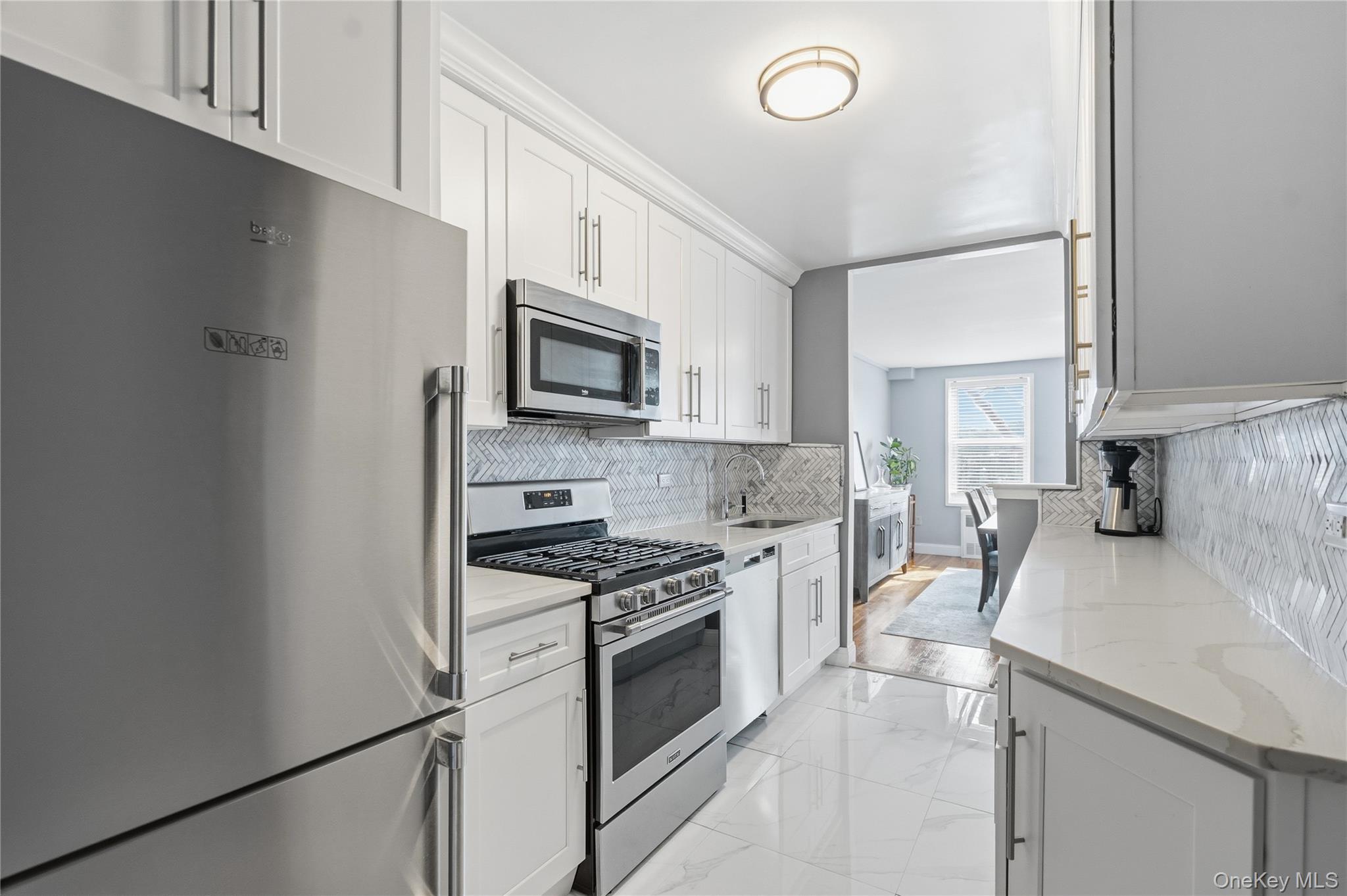 241-20 Northern Boulevard # # 5-B, Douglaston, NY 11362