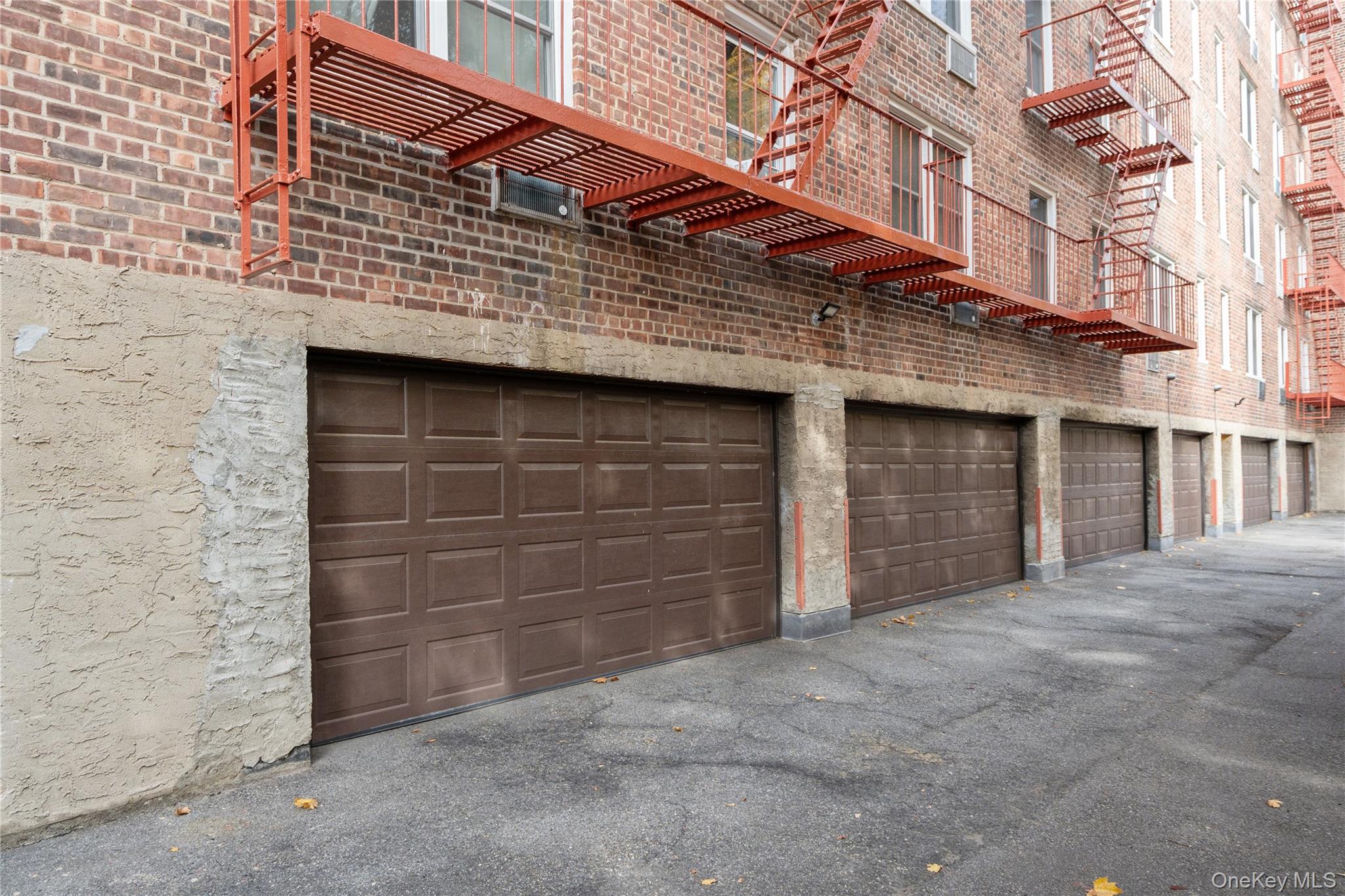 241-20 Northern Boulevard # # 5-B, Douglaston, NY 11362