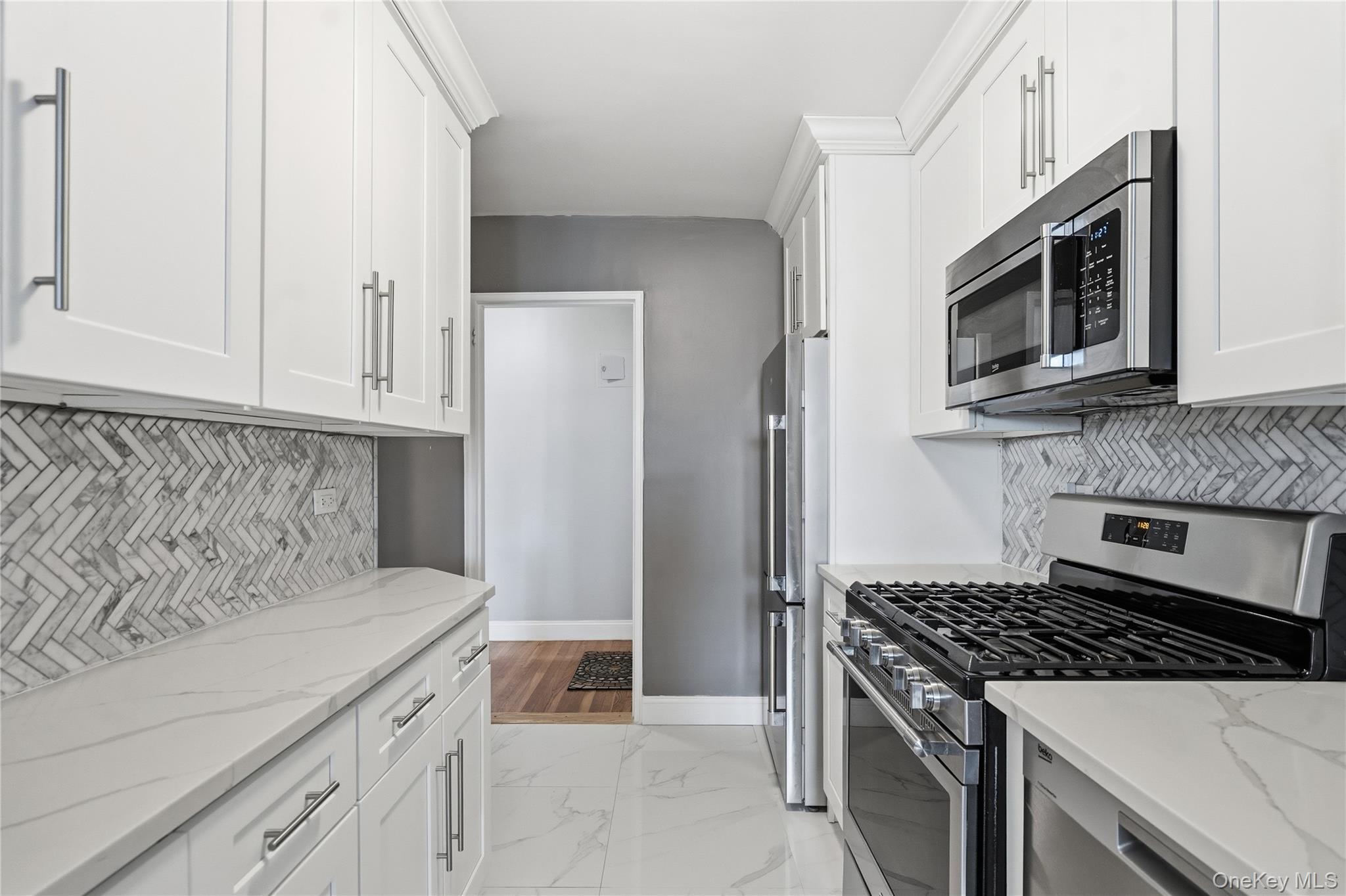 241-20 Northern Boulevard # # 5-B, Douglaston, NY 11362