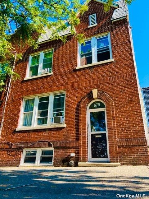 679 E 241st Street, Bronx, NY 10470
