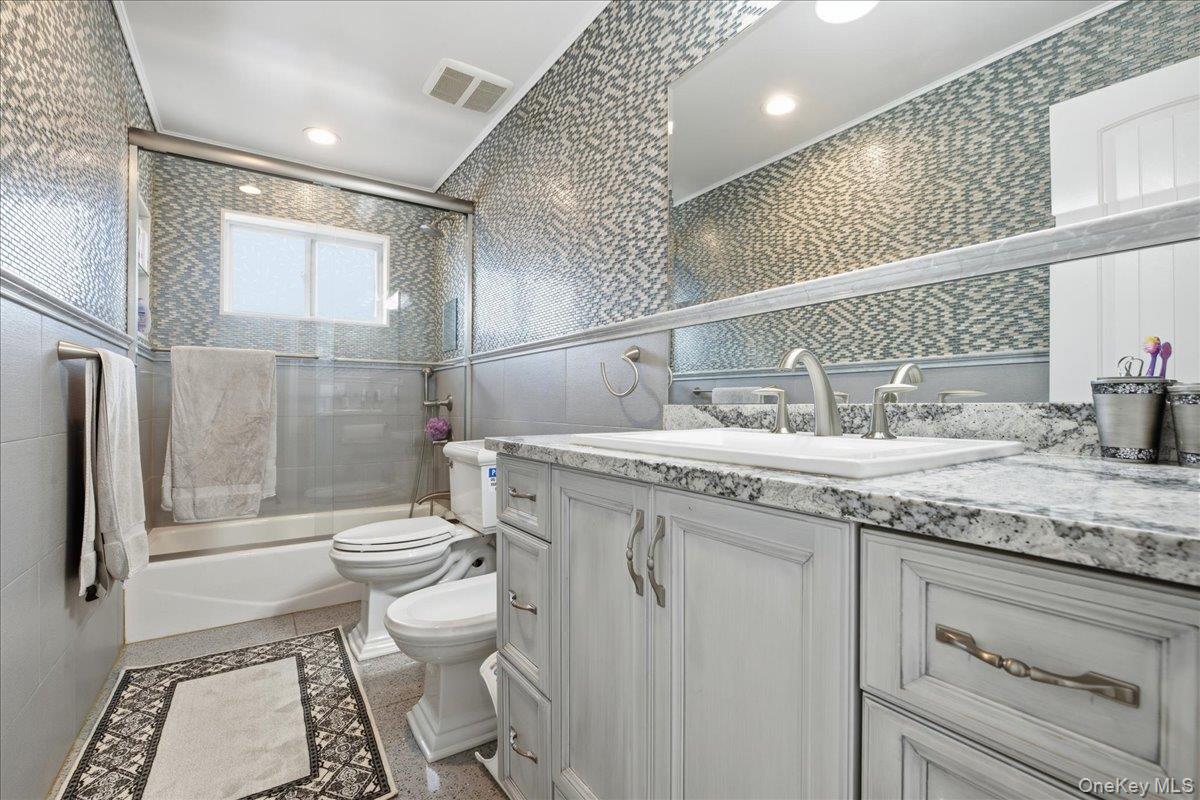 19 8th Street, Hicksville, NY 11801