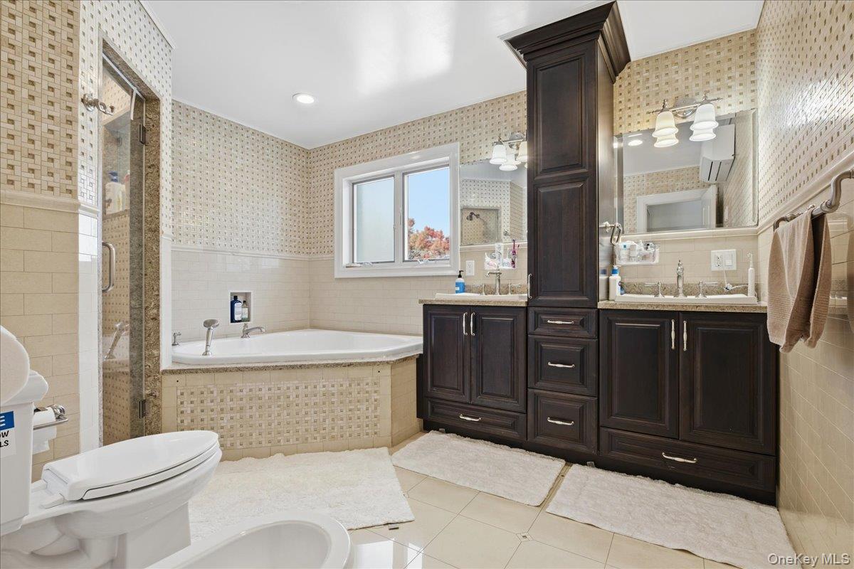 19 8th Street, Hicksville, NY 11801