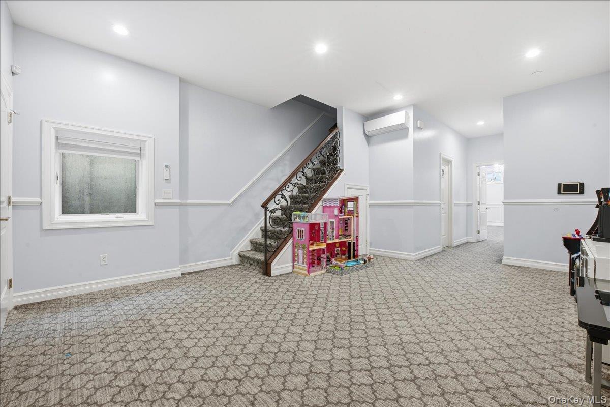 19 8th Street, Hicksville, NY 11801