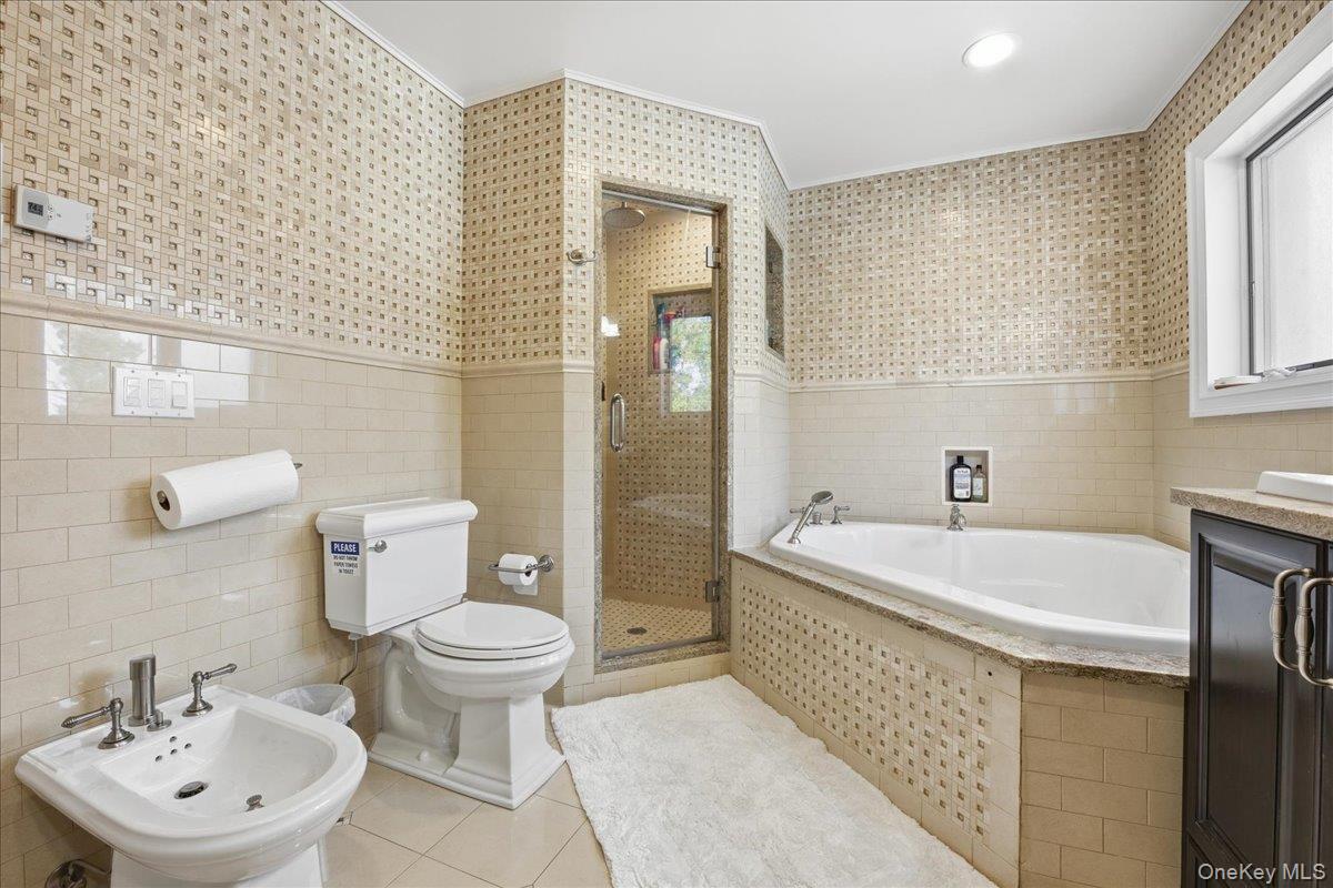 19 8th Street, Hicksville, NY 11801