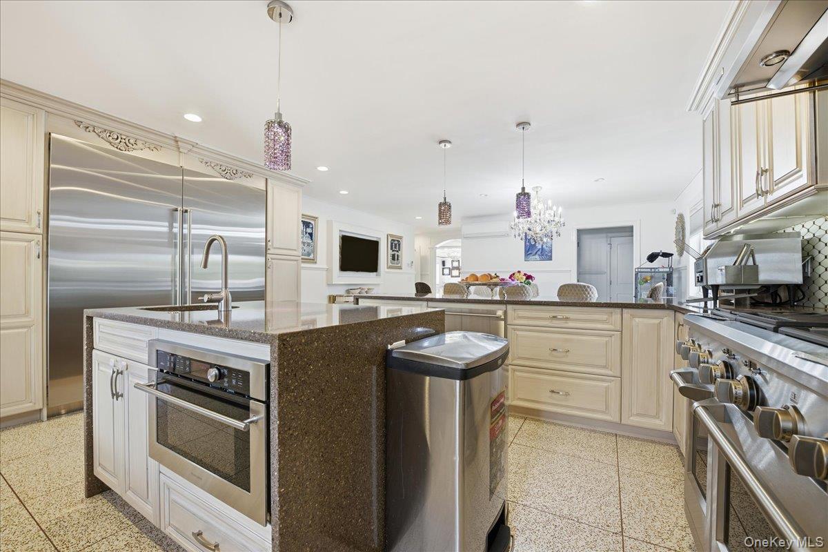 19 8th Street, Hicksville, NY 11801