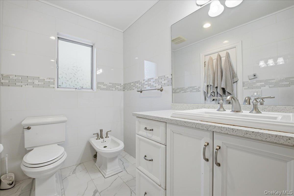 19 8th Street, Hicksville, NY 11801