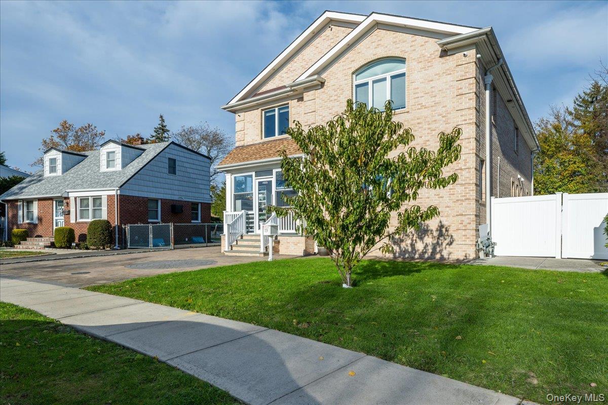19 8th Street, Hicksville, NY 11801