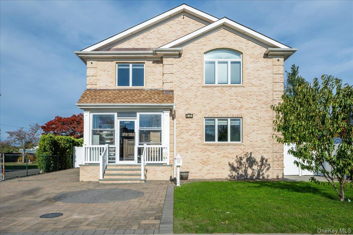 19 8th Street, Hicksville, NY 11801