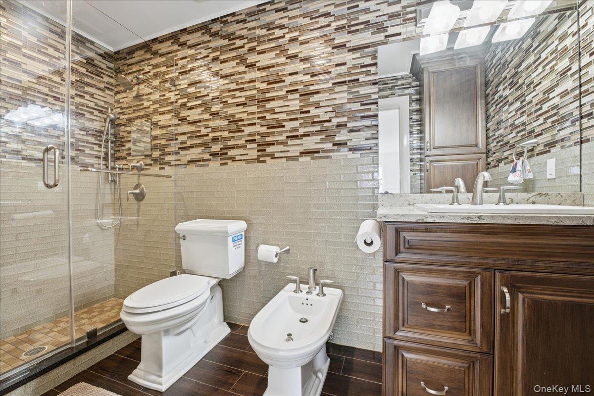 19 8th Street, Hicksville, NY 11801