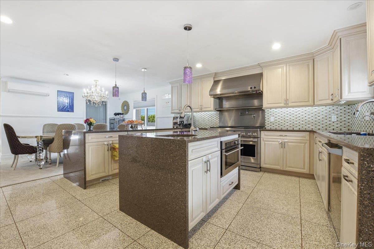 19 8th Street, Hicksville, NY 11801