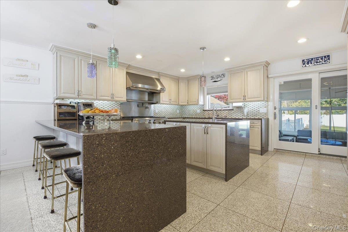 19 8th Street, Hicksville, NY 11801