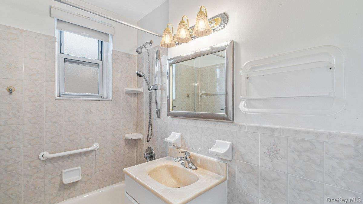 68-20 Selfridge Street # 4K, Forest Hills, NY 11375