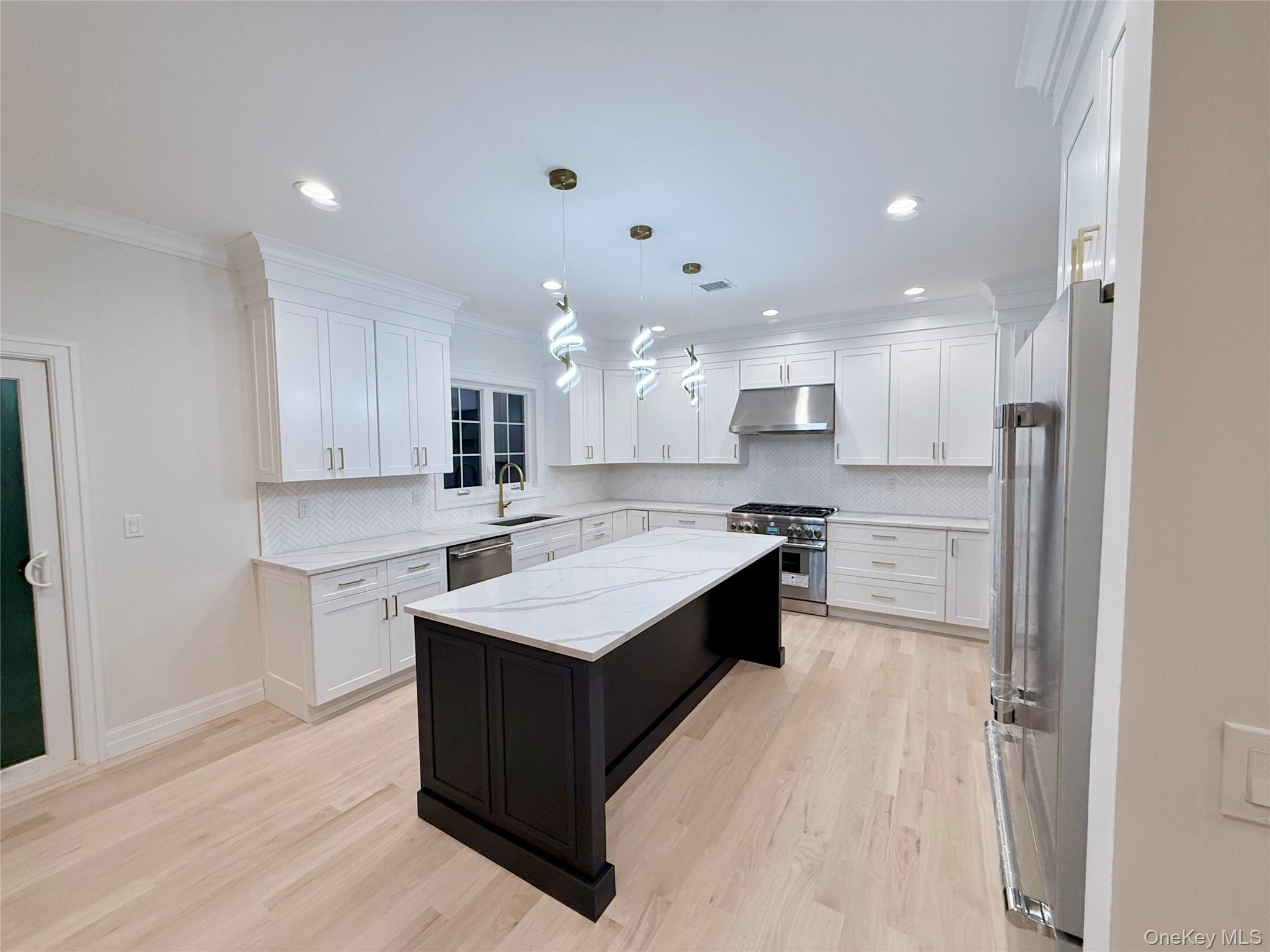 7 Greenway Circle, Syosset, NY 11791